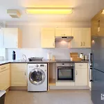 Fully Serviced Two Bed Apartment In Poplar