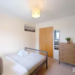 Fully Serviced Two Bed Apartment In Poplar