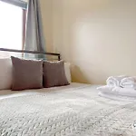 Fully Serviced Two Bed Apartment In Poplar