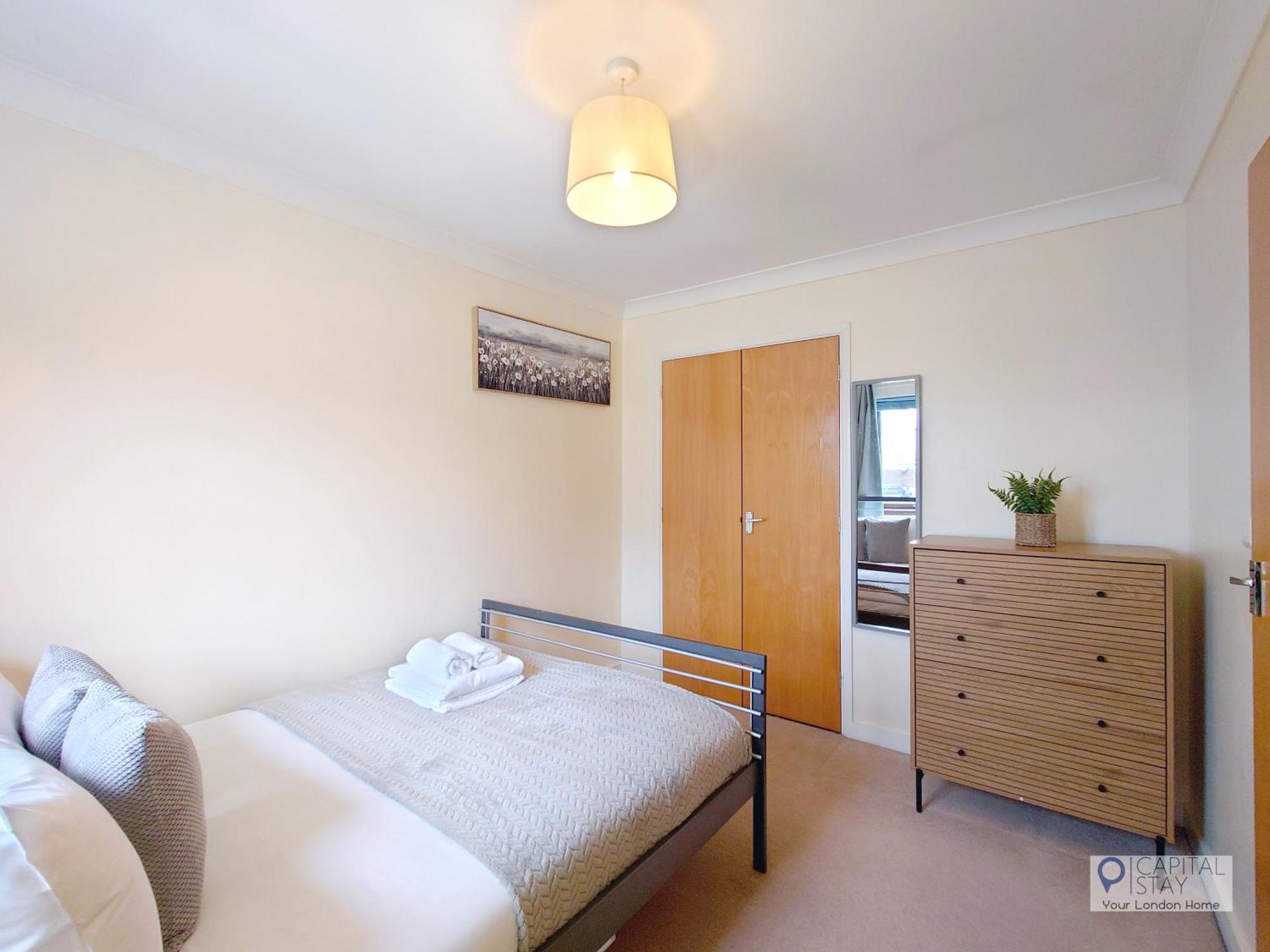 Fully Serviced Two Bed In Poplar *