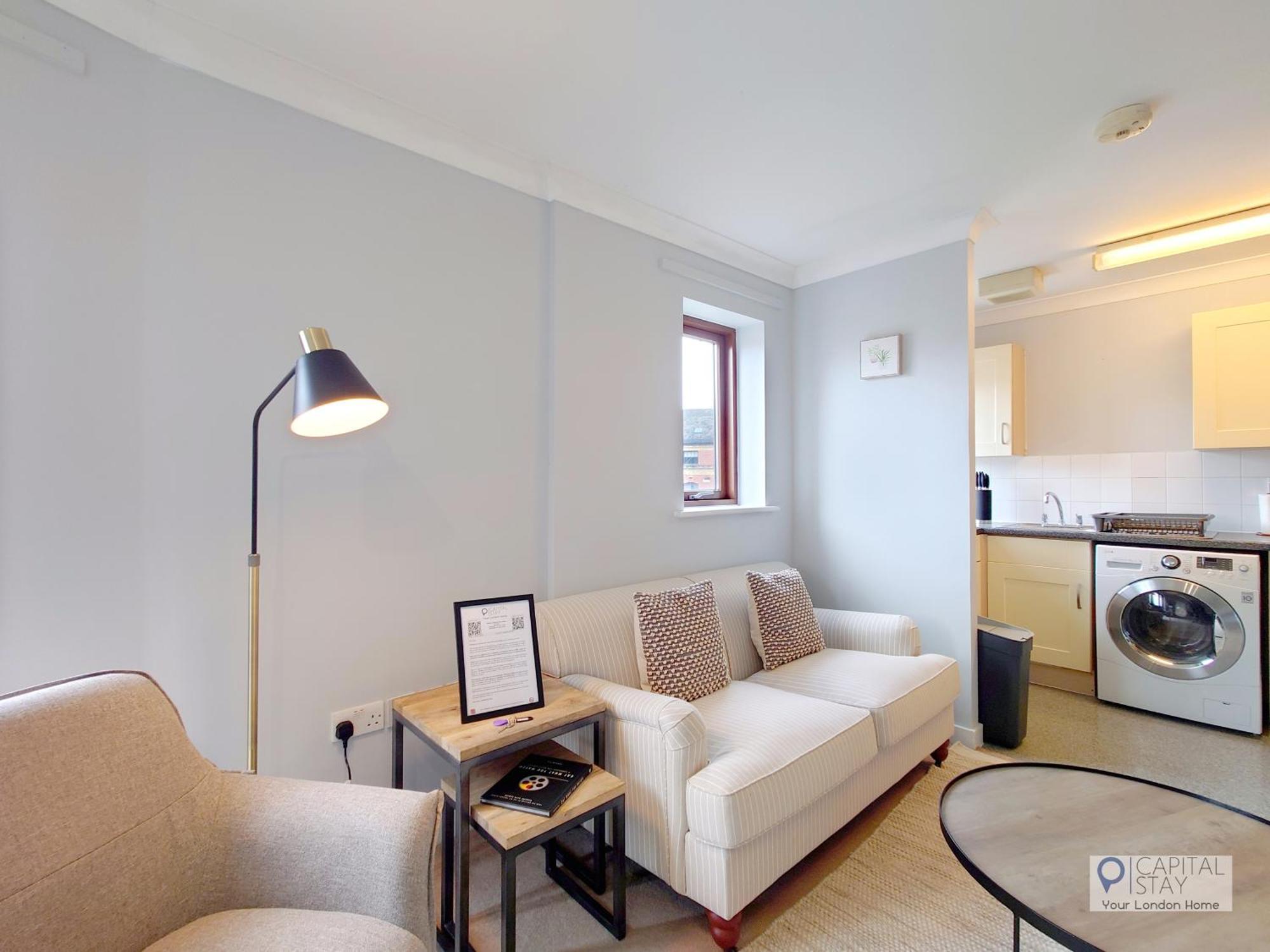 Fully Serviced Two Bed In Poplar Apartment *