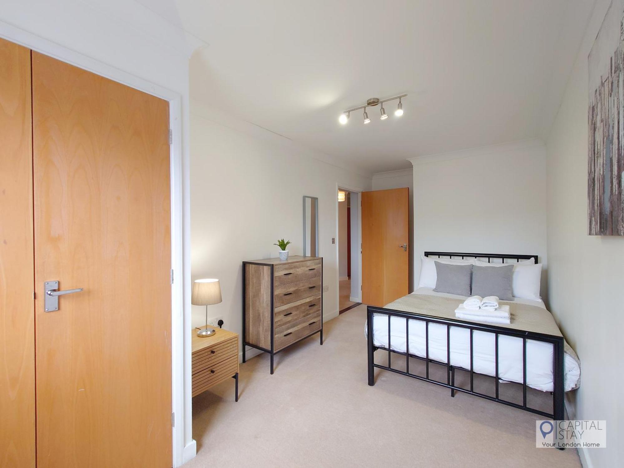 Fully Serviced Two Bed In Poplar