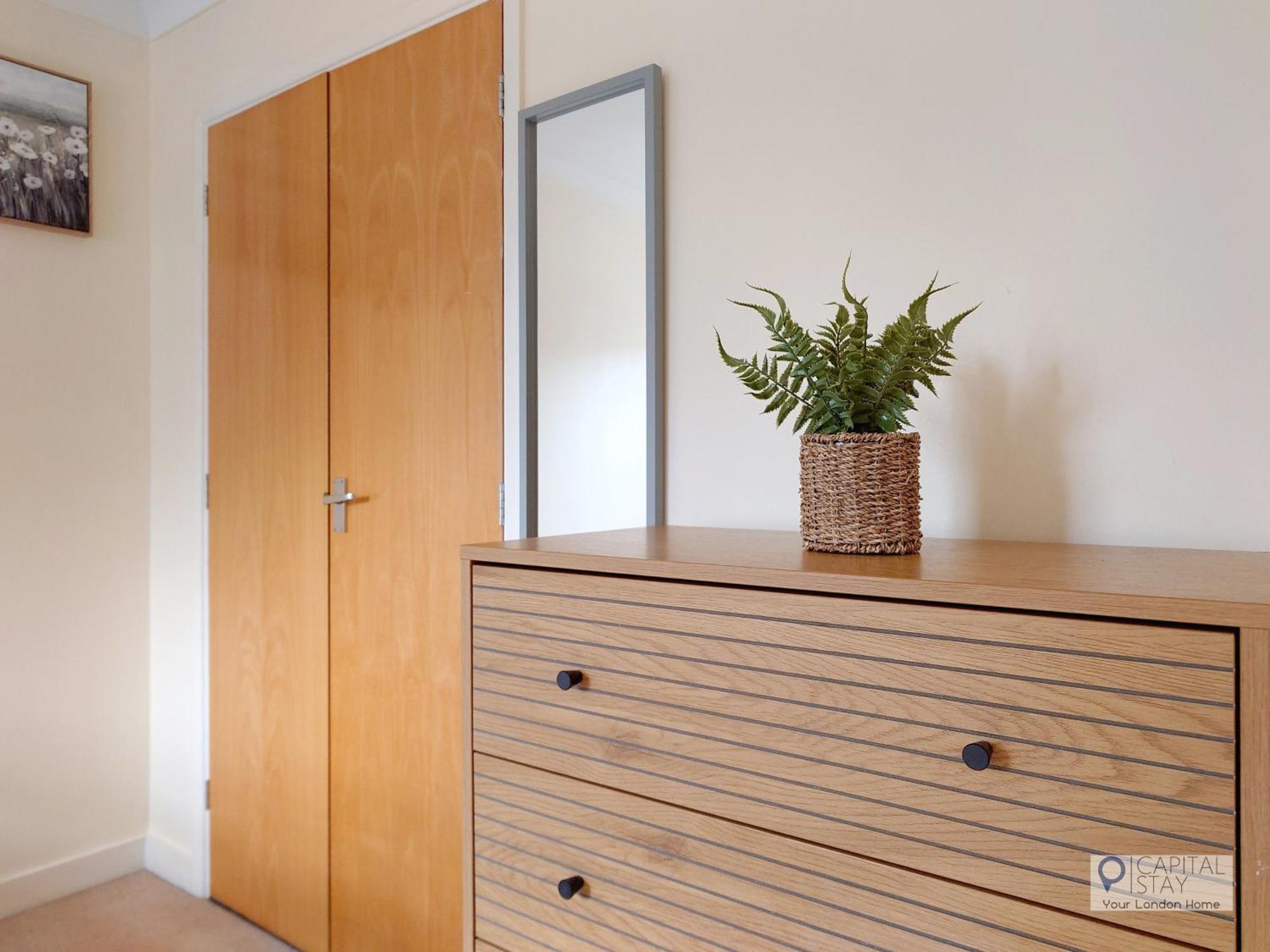 Fully Serviced Two Bed In Poplar Apartment